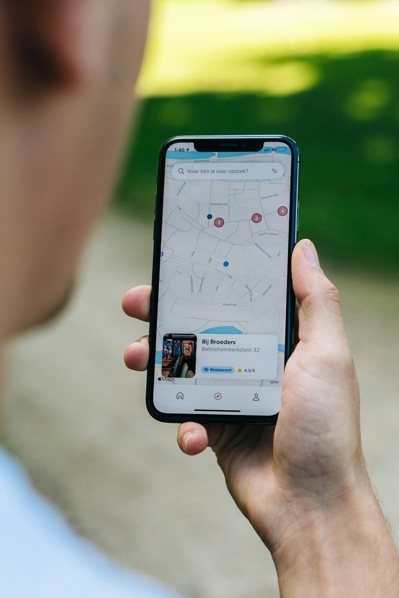 Référencement local d'un commerce aux Pavillons-sous-Bois sur smartphone