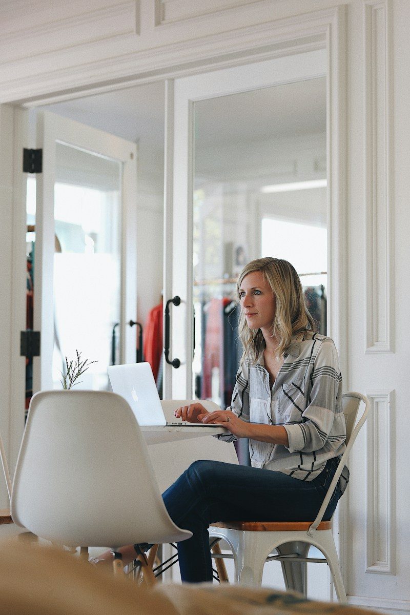 Commerçant qui choisit entre site vitrine et boutique en ligne